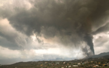 Eruption volcanique aux Canaries: impuissance face à l'avancée de la lave