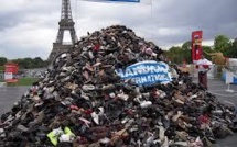 Pyramide de chaussures à Paris contre les mines et bombes à sous-munitions