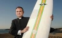 Sur la côte basque,un sacerdoce sur une planche de surf