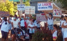 Des marcheurs contre l'obligation vaccinale à Hiva Oa