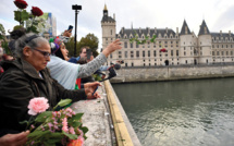 17 octobre 1961: hommages, roses et polémiques, 60 ans après le massacre d'Algériens à Paris