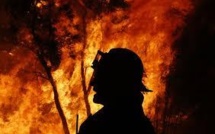 Australie: pour maîtriser les flammes, les pompiers réunissent deux énormes incendies