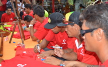 Séances de dédicace par les rameurs de l'équipe Shell-Vodafone