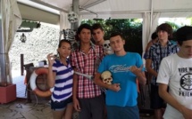 Les élèves du lycée St. Joseph décorent un restaurant pour Halloween.