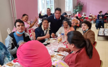 Des tāvana en visite au Rosier rouge