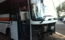 Un bus transportant des touristes en panne dans la montée du col du Taharaa