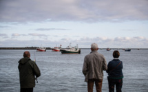 France: critiqué, le gouvernement se défend de lâcher ses pêcheurs face à Londres