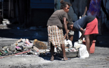 Iles Salomon: les habitants inquiets de la capitale nettoient les décombres