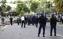 Martinique: au pont de la Lézarde, les forces de l'ordre face aux barrages