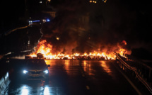 En Martinique, l'évacuation d'un rond-point se prolonge en "petite guérilla urbaine"