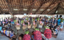 ​Le jeune Mathias reçu comme un prince à Rangiroa