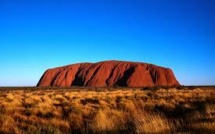 Dans le désert australien, on contemple Uluru, mais on évite d'y grimper