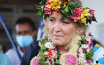 Au son des tambours, Marine Le Pen prône à Mayotte la "fermeté" contre l'immigration
