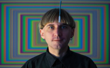 Ecoutant déjà les couleurs, un artiste "cyborg" tente de "sentir" le temps qui passe