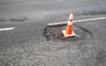 Trou dans la chaussée et crevaisons en série du coté de la grotte de Maraa