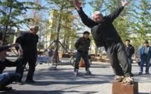 Un Chinois y va avec des pieds de plomb... mais un coeur léger