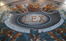 Une mère et son fils américains jugés à Paris pour de rocambolesques tentatives d'assassinat du père français