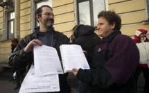 Six militants de Greenpeace amnistiés par la Russie rentrent chez eux via Paris