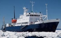 Un navire russe bloqué dans l'Antarctique attend un secours australien