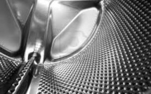 A cache-cache, il finit nu comme Adam dans la lessiveuse