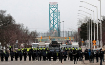 Contestation au Canada: la police dégage l'accès à un pont stratégique