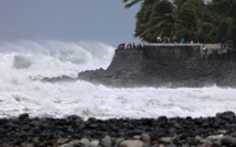 Le cyclone Emnati a frôlé La Réunion sans dégâts majeurs, l'alerte rouge levée