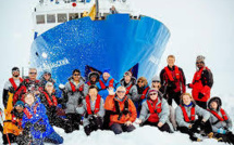 Navire bloqué dans l'Antarctique: arrivée des passagers en Australie