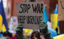 "Stoppez cette folie!": rassemblements dans le monde pour l'Ukraine, arrestations en Russie