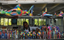 Fléau des plages, les tongs abandonnées deviennent objets d'arts au Kenya