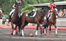 Le horse-ball au grand galop à l'hippodrome de Pirae