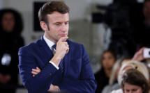 Présidentielle: entre campagne et Ukraine, le difficile "en même temps" de Macron