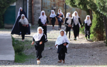 De la joie aux larmes, les filles afghanes subitement privées d'école par les talibans