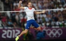 Le Français Renaud Lavillenie bat le record du monde de saut à la perche en salle à 6,16 m.