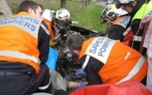 Nu sur la route, il arrête un automobiliste et le mord jusqu'au sang