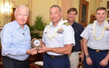 Le Président Gaston Flosse reçoit le commandant du Polar Star