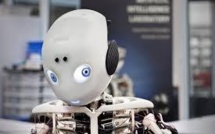 Enfant ou singe, les robots à la conquête du salon high-tech Cebit