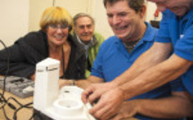 Réparer au lieu de jeter: les "repair cafés" tentent de lutter contre l'obsolescence programmée