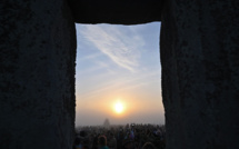 Soleil brumeux, encens et druides pour le solstice d'été à Stonehenge