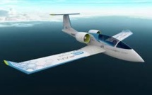 Premier vol de l'avion électrique E-fan: Montebourg salue une "révolution aéronautique"