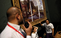 A Londres, deux militants écologistes se collent à un tableau de la National Gallery