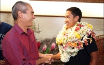 Le champion de stand up paddlePoenaiki RAIOHA  accueilli par Michel Leboucher