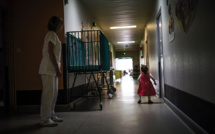 Le combat des parents d'un petit Britannique en mort cérébrale menacé d'arrêt de soins