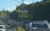 Un motard passe sous les roues d'un pick-up à Faa'a