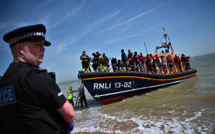 GB: plus de 1.300 traversées illégales de la Manche en une journée, du jamais vu