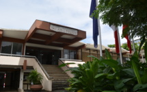 Bourré il montre son pénis aux gendarmes