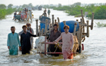Un tiers du Pakistan "sous les eaux", plus de 1.060 morts