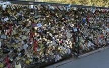 Sous le poids des "cadenas d'amour", le pont de Arts ploie