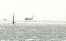 Un voilier échoué sur le récif à Arue