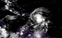 L'ouragan Fiona touche terre à Porto Rico, plongé dans le noir