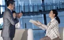Japon: présentation de deux robots androïdes plus vrais que nature.